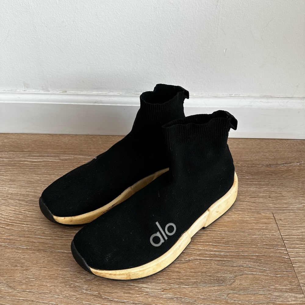 ALO Yoga velocity knit sneaker